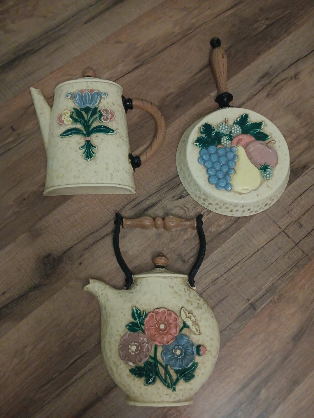 Vtg Cottage Core Wall Art Set in Cream with Hand-Painted Floral Motifs
